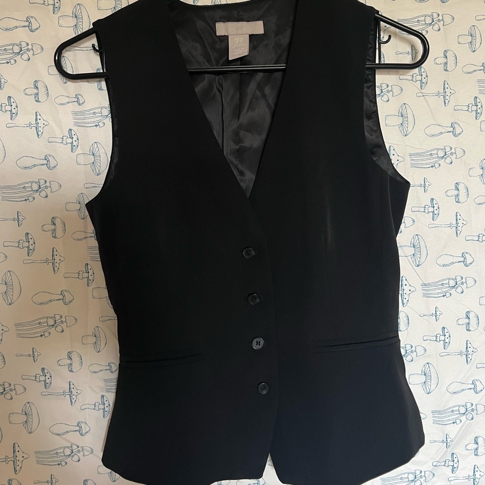 H&M black vest 🖤